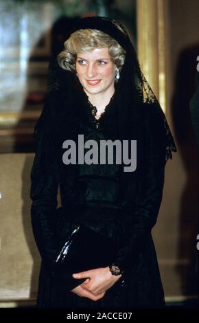 TRH Prinz und Prinzessin von Wales, Prinz Charles und Prinzessin Diana bei einer Audienz mit Papst Johannes Paul II. Im Vatikan 29. April 1985. Stockfoto