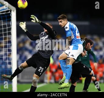 1. Dezember 2019; Stadio San Paolo, Neapel, Kampanien, Italien; Serie A Fußball, Napoli gegen Bologna; Giovanni Di Lorenzo Napoli Herausforderungen Torwart Lukasz Skorupski von Bologna für die gekreuzten Kugel - Redaktionelle Verwendung Stockfoto