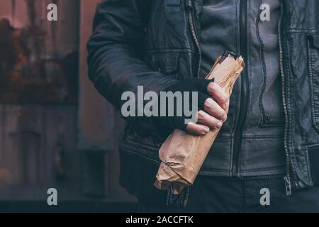 Obdachlose Alkoholiker Alkohol neben alten Bahnhof wagen, betrunkener Mann mit in Alkoholismus Konzept, selektiver Fokus Stockfoto