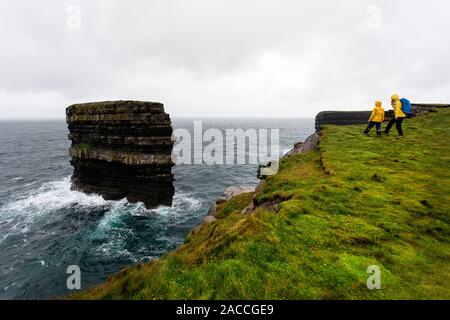 Downpatrick Kopf, Ballycastle, County Mayo, Donegal, Connacht, Irland, Europa. Mutter und s auf das Meer von der Spitze der Klippe. Stockfoto