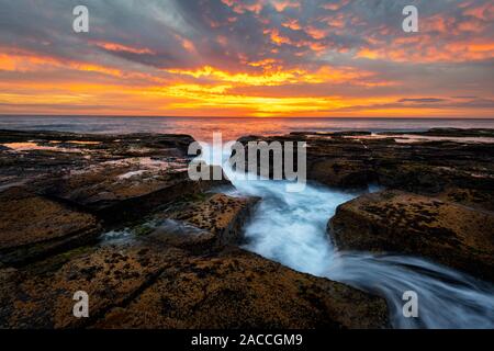 Sonnenaufgang an der Northbridge Felsen auf Sydneys Northern Beaches. Stockfoto