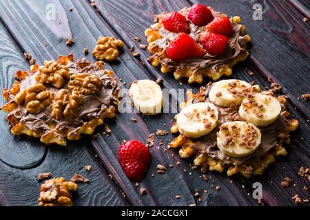 Früchte und Nüsse auf runden Wafer Stockfoto