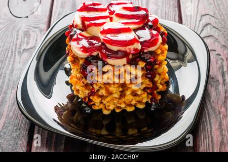 Waffeln mit Bananenscheiben mit Marmelade gefüllt Stockfoto