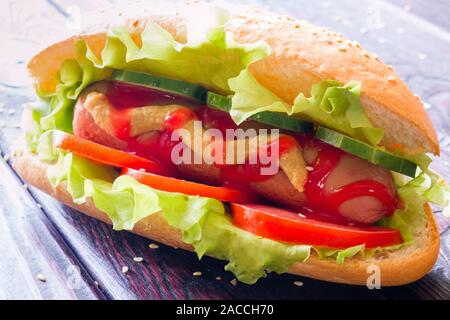 Hot Dog mit Gemüse closeup Stockfoto