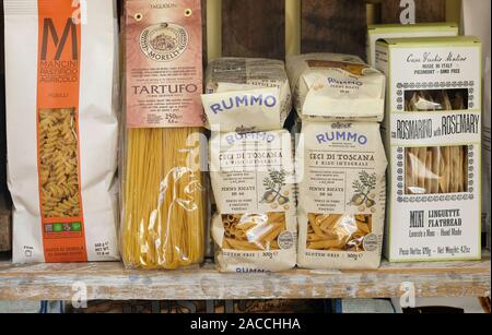 Taschen von italienischer Pasta im Shop anzeigen Stockfoto