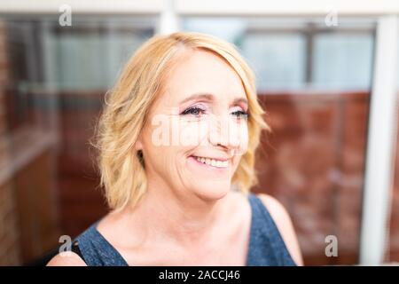 Eine hübsche, schöne Frauen fertig wird, eine Braut für den Tag zu sein, ihre Haare, Make-up und Kleidung, die alle in der hochzeitssuite Vorbereitung abgeschlossen, Bridal prep Stockfoto