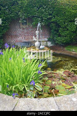 Wasserspiel in einem ummauerten Garten Stockfoto