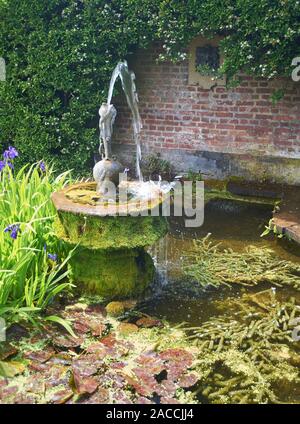 Wasserspiel in einem ummauerten Garten Stockfoto
