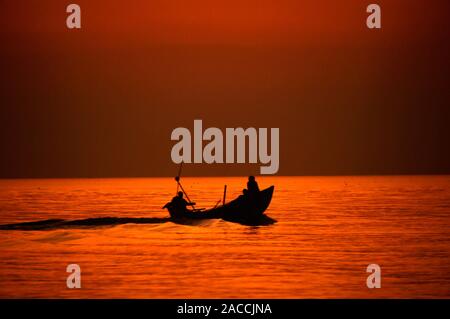 Kuakata, Dhaka. 30 Nov, 2019. Ein Boot ist bei Sonnenuntergang in der Nähe von einem Strand von Kuakata in Bangladesch Distrikt Patuakhali Silhouette, 204 km südlich von der Hauptstadt Dhaka, November 30, 2019. Credit: Str/Xinhua/Alamy leben Nachrichten Stockfoto