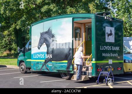 Lloyds Bank Mobile Niederlassung in Parkplatz, Caen Straße, Braunton, Devon, England, Vereinigtes Königreich Stockfoto