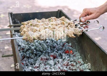 Shish Kebab am Spieß braten auf dem Grill Stockfoto