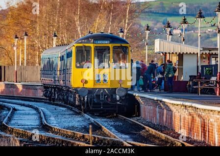 Erbe Dieseltriebwagen DMU in Heywood Station auf der East Lancashire Eisenbahn. Eisigen winter Tag. Stockfoto