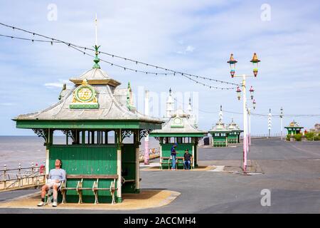 Viktorianischen Unterstände auf der Promenade, North Shore in Blackpool, Lancashire, Großbritannien Stockfoto