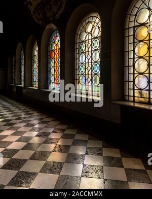 Herrliche Glasfenster und Marmorboden in St. Alexander Nevski Kathedrale, Sofia, Bulgarien Stockfoto