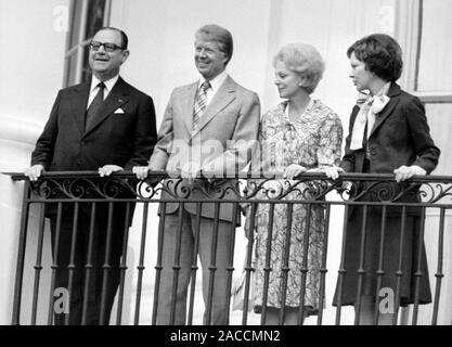 Sep 9, 1977 - Washington, District of Columbia, USA - Der französische Premierminister Raymond Barre, US-Präsident Jimmy Carter, EVA BARRE und First Lady Rosalynn Carter Zuschauer Grüße aus dem Weißen Haus Balkon. Präsident Carter wird Gastgeber der Französischen PM für ein Abendessen später heute abend. (Bild: © Keystone Presse Agentur/Keystone USA über ZUMAPRESS.com) Stockfoto