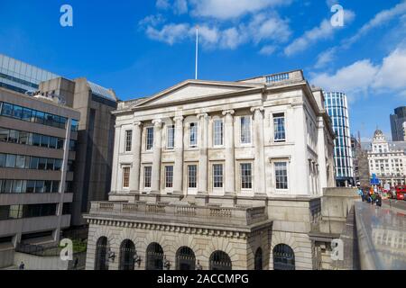 Außenansicht der Fassade der Fischhändler Hall, London Bridge, London auf dem nördlichen Ufer mit Blick auf die Themse, London EC 4 Stockfoto