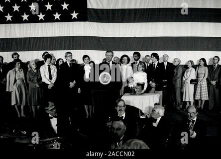 Nov. 4, 1980 - Washington, DC, USA-Präsident Jimmy Carter, Mitte, steht vor einem riesigen amerikanischen Flagge, Mitglied seiner Familie umgeben, darunter Frau Rosalynn Carter (hinter Präsident rechts), Tochter Amy Carter (Zweiter von rechts), Niederlage vor Kampagne Arbeiter und Mitglieder des Kabinetts (Hintergrund) hier in Washington zuzugestehen. Regan gewann die Wahl in einem bergsturz und die Republikaner machte grosse Gewinne im US-Senat und Repräsentantenhaus mit möglich, die Kontrolle des Senats. Mit einigen Staaten auch nah an Anruf, Reagan führt mit mehr als 450 Stimmen. JESSE JACKSON sta Stockfoto