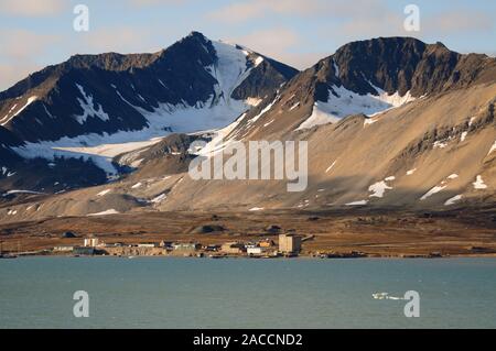 Ny Alesund, der weltweit nördlichste bewohnte Siedlung beim Breitengrad 78,55 N, an der Küste des Kongsfjorden (King's Bay), Spitzbergen. Stockfoto