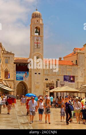 Stradun Straße und der Turm in der Altstadt von Dubrovnik, die dalmatinische Küste, Kroatien. Stockfoto