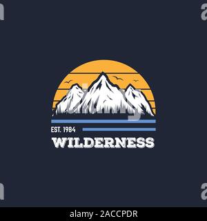 Mountain Adventure Abzeichen, Logo oder Drucken für t-shirt Design. Reisen und Camping Konzept. Texte und Briefe, fliegende Vögel, Sonne und Wald auf dem Berg bac Stock Vektor