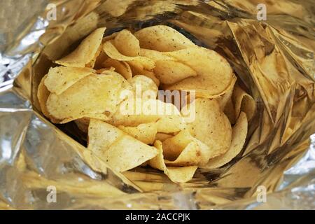 Close-up Blick in eine Tüte Kartoffelchips oder Tüte Chips, Käse und Zwiebel Geschmack Stockfoto