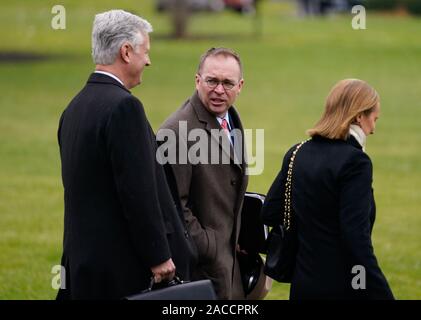 Washington, United States. 02 Dez, 2019. Verantwortlicher Mitarbeiter Mick Mulvaney, Wanderungen mit Personal, wie er das Weiße Haus fährt für den NATO-Gipfel mit Präsident Tump, in Washington, DC am Montag, 2. Dezember 2019. Foto von Kevin Dietsch/UPI Quelle: UPI/Alamy leben Nachrichten Stockfoto