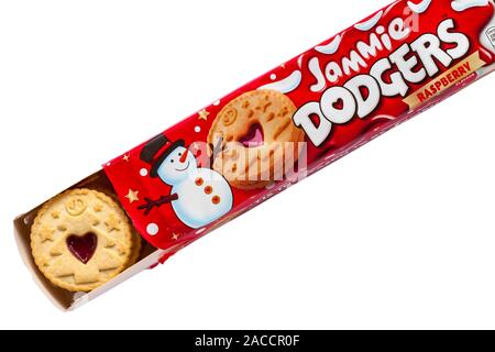 Paket von Jammie Dodgers Himbeeraroma Kekse tis die Jahreszeit jammie zu Family Pack eröffnet Christmas Tree Design Keks auf Weiß gesetzt zu zeigen Stockfoto