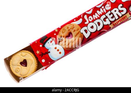 Paket von Jammie Dodgers Himbeeraroma Kekse tis die Jahreszeit jammie zu Familienpaket werden geöffnet Xmas stocking design Keks auf Weiß gesetzt zu zeigen Stockfoto