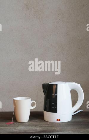 Tee mit Wasserkocher Tasse und Teebeutel, vertikale Hintergrund mit Kopie Raum Stockfoto