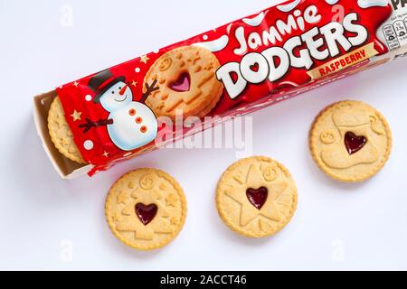 Paket von Jammie Dodgers himbeere Kekse Geschmack tis die Jahreszeit jammie Familienpaket mit Inhalt auf weißem Hintergrund entfernt eingestellt werden Stockfoto