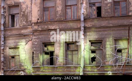 Verlassenen alten Haus mit geschwungenen Wänden und zerbrochene Fenster für den Abriss vorgesehen Stockfoto