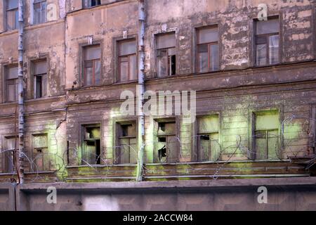 Verlassenen alten Haus mit geschwungenen Wänden und zerbrochene Fenster für den Abriss vorgesehen Stockfoto