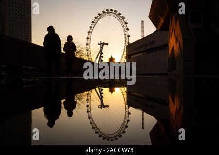 Die Sonne hinter dem London Eye, London. Stockfoto