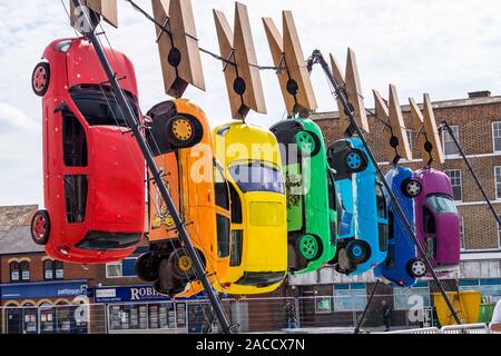 Renault Clio Autos in hellen Farben gestrichen, Kunst Installation von Generik Vapeur, SIRF, Stockton-auf-T-Stücke, County Durham, England Stockfoto