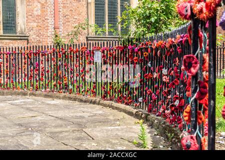 Gestrickte poppy Memorial Skulptur, Kriegerdenkmal und Pfarrkirche Stockton-auf-T-Stücke, County Durham, England Stockfoto