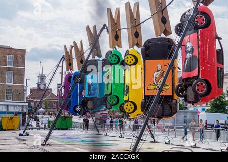 Renault Clio Autos in hellen Farben gestrichen, Kunst Installation von Generik Vapeur, SIRF, Stockton-auf-T-Stücke, County Durham, England Stockfoto