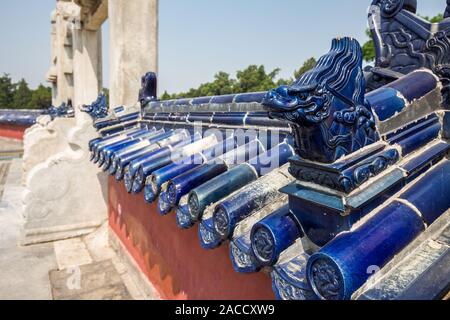 Chinesische Skulptur - qilin, auf dem Dach in der Nähe. Stockfoto