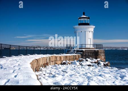 Die schneebedeckten Wahrzeichen breakwater Leuchtturm oder Bug Licht in South Portland auf einem sonnigen blauen Himmel Winter in Maine. Stockfoto