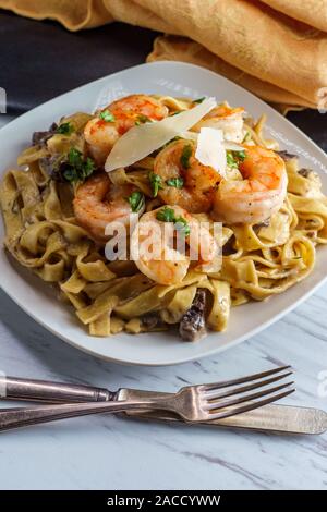 Authentische italienische Fettuccine Alfredo Pasta mit Garnelen und Pilze Stockfoto