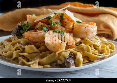 Authentische italienische Fettuccine Alfredo Pasta mit Garnelen und Pilze Stockfoto