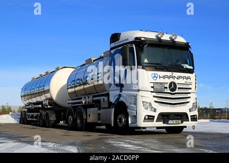 LIETO, Finnland 15. FEBRUAR 2015: Weiße Mercedes-Benz Actros Tank-LKW auf eisigen Hof. Daimler Trucks verkauft fast 500.000 Lkw im Jahr 2014. Stockfoto