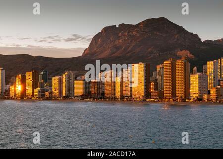 Puig Campana hoch über Benidorm Stockfoto