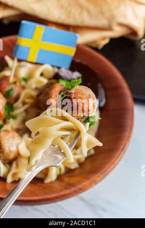 Schwedische Fleischbällchen mit mini Flagge Zahnstocher nudeln Soße und Gelee in Houten Stockfoto