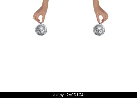 Christmas Ball in der Hand auf weißem Hintergrund, Platz für Text Stockfoto