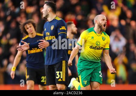 NORWICH, UK, 1. Dezember 2019: Teemu Pukki von Norwich City feiert nach dem Scoring der öffnung Ziel, 1-0 mit Sead Kolasinac, David Luiz und Shkodran Mustafi von Arsenal auf - Norwich City v Arsenal, Premier League, Carrow Road, Norwich, UK - 1. Dezember 2019 Editorial nur verwenden - DataCo Einschränkungen auf der Suche anwenden Stockfoto