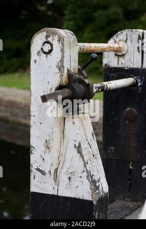 Altes verwittertes Holz und Metall canal Lock Mechanismus Stockfoto