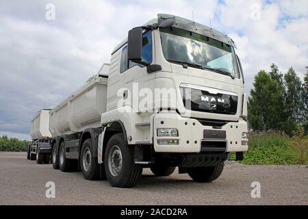 KARJAA, FINNLAND - Juli 6, 2013: Weiß MAN TGS 35.480 Lkw und Anhänger geparkt. MAN präsentiert die MAN Trucknology Tage 2015 19.-21. März in München Stockfoto