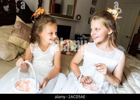 Brautjungfern bereiten sich auf den großen Tag vor, Brautvorbereitung, vor einer traditionellen englischen Hochzeit im Manor Hotel, Cheadle, Stoke on Trent Stockfoto