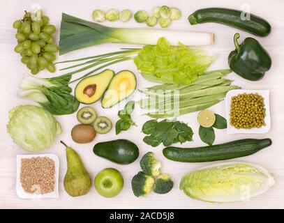 Auswahl an grünem Obst und Gemüse, Draufsicht auf einem Holztisch Stockfoto