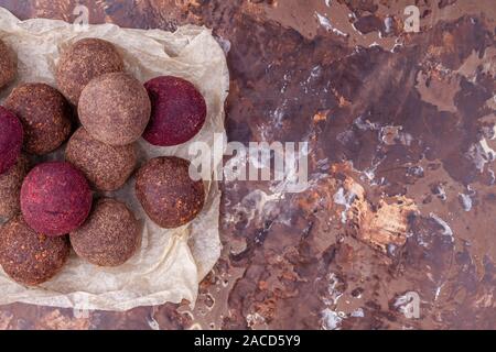 Hausgemachte Raw Vegan Cacao Energie Kugeln, Gesunde Schokolade Süßigkeiten aus Nüssen, Termine Stockfoto